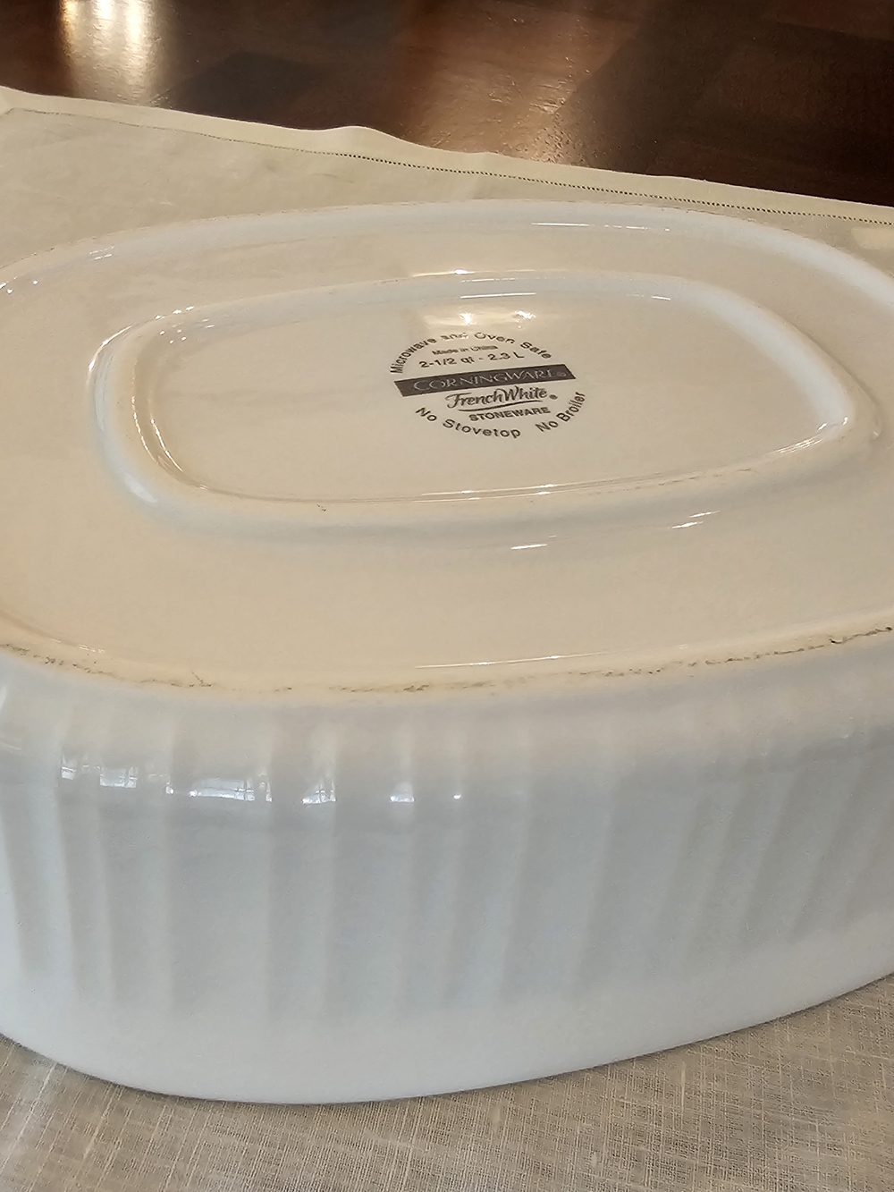 CorningWare French White 2.5 Quart Covered Casserole Oval - Picture 7 of 8